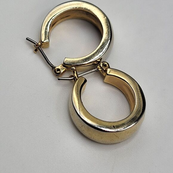 Gorgeous Surgical Steel Gold Tone Hoop Earrings 0.75in - Picture 6 of 6